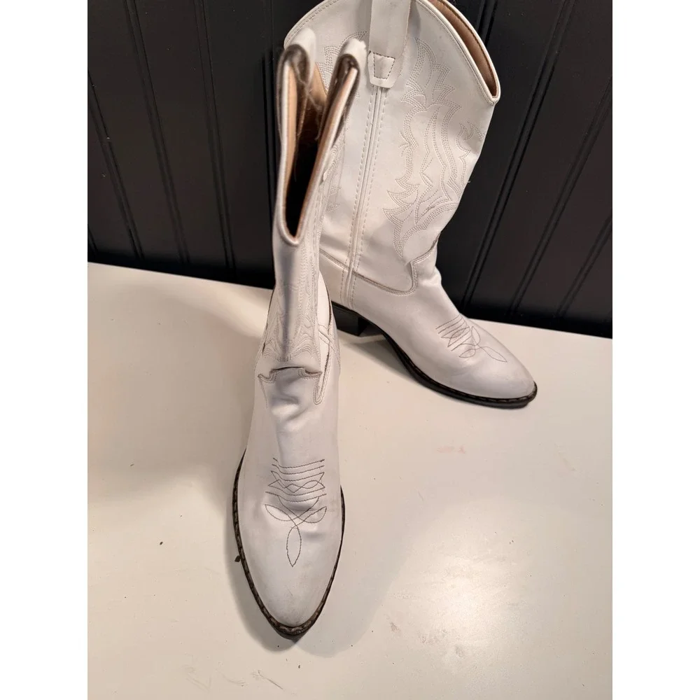 Shyanne White Faux Leather Western Cowboy Boots Size 5.0-D BVJ9134